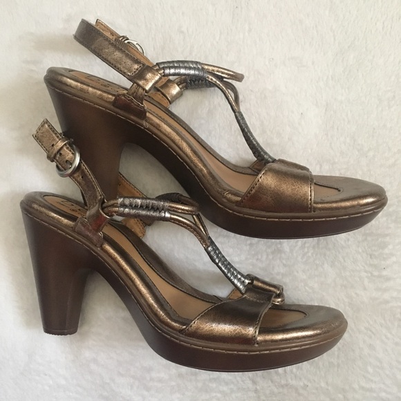 Pretty and Comfortable two- tone  sandals. - Picture 2 of 4